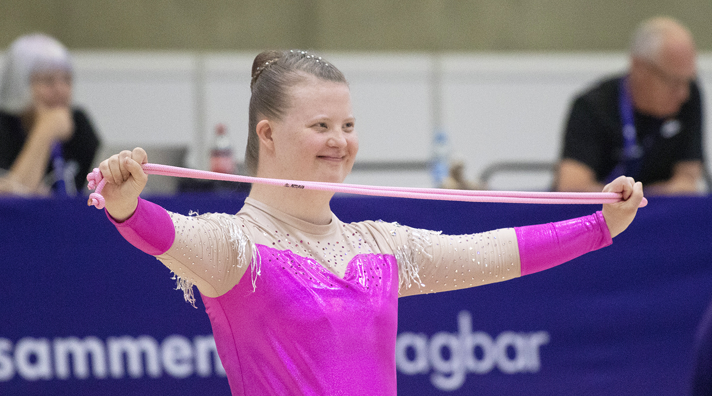 Tuulikki Jauhiainen voimistelemassa narun kanssa.